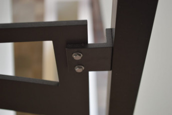 close-up-gate-hinge