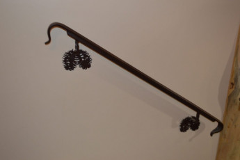 handrail-with-decorative-pine-cone-brakets